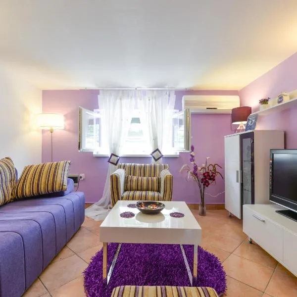 Apartment Mirana with garden and FREE parking, khách sạn ở Zadar