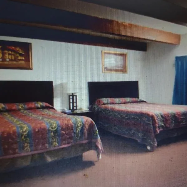 Budget Inn & Suites -Super-Ice Cold Spotless Rooms- Door-to-Door Lit Parking & Lowest Price plus HBO Max,Spanish TV, Internet free!!, hotel v destinaci Freer