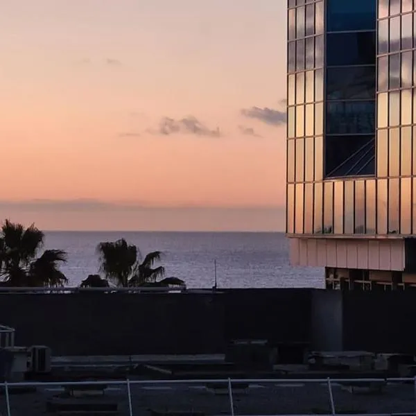 Face mer et plages appartement avec terrasse., hotel in Nice