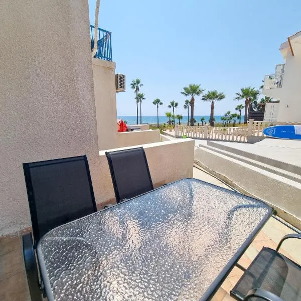 Beach Vibes Beachfront Apartment, khách sạn ở Pyla