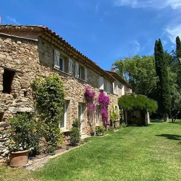 Villa provençale familiale avec piscine, hotel v destinácii Grimaud