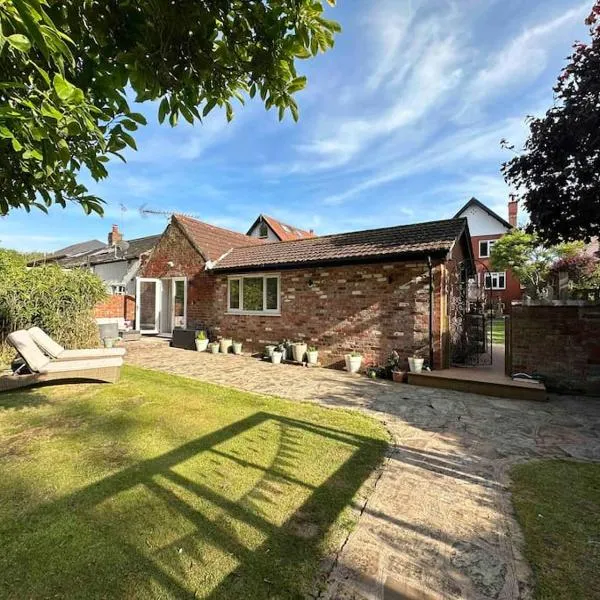 Leafy lodge in Lytham, hotel in Brown Moss Side