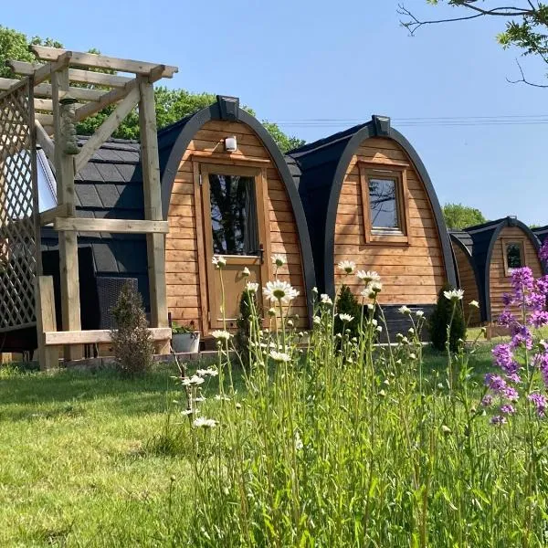 Rabbit Glamping Pod School House Farm, hotel v destinaci Kenley