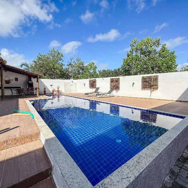 Apê pavimento superior com 3 quartos com ar condicionado, varanda e suite com vista para a piscina e internet privativa, a poucos metros da Praia de Taperapuã. Residencial Jardins de Taperapuã, condomínio com piscina, 2 vagas de garagem e área gourmet