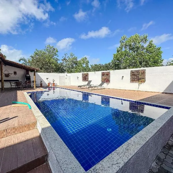 Apê pavimento superior com 3 quartos com ar condicionado, varanda e suite com vista para a piscina e internet privativa, a poucos metros da Praia de Taperapuã. Residencial Jardins de Taperapuã, condomínio com piscina, 2 vagas de garagem e área gourmet, hotel v destinaci Porto Seguro
