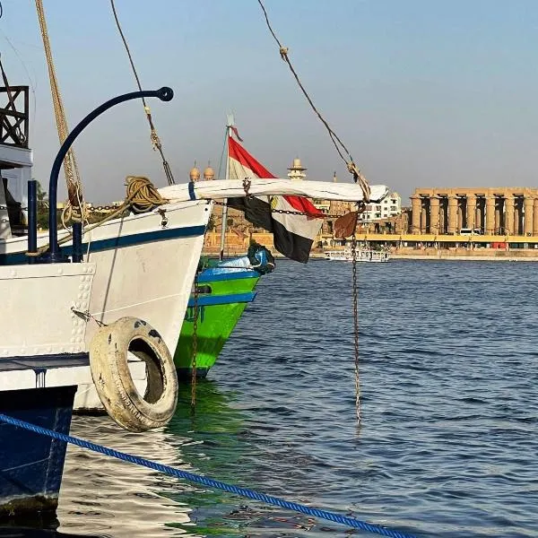 Floating Hotel- Happy Nile Boat, hotel in Luxor