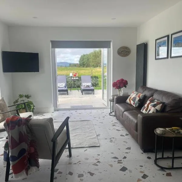 Magilligan - Cottage - Sleeps 6 - Parking - Garden, hotel v destinaci Aghanloo