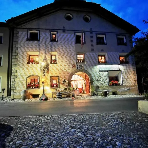 Chasa de Capol - Historische Gaststätte & Weinkellerei, hotel in Valchava