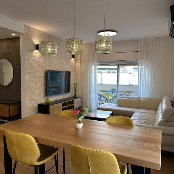luxury 2 BD by dizingof near the beach, hotel in Tel Aviv