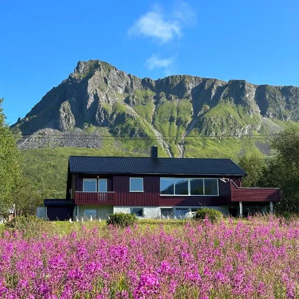 Lofoten Red Villa, hotel i Laupstad