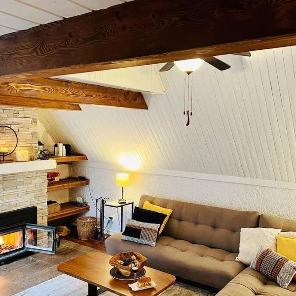 New-ski-spa-outdoor-fireplace-Mont Orford, hotel v destinaci Orford