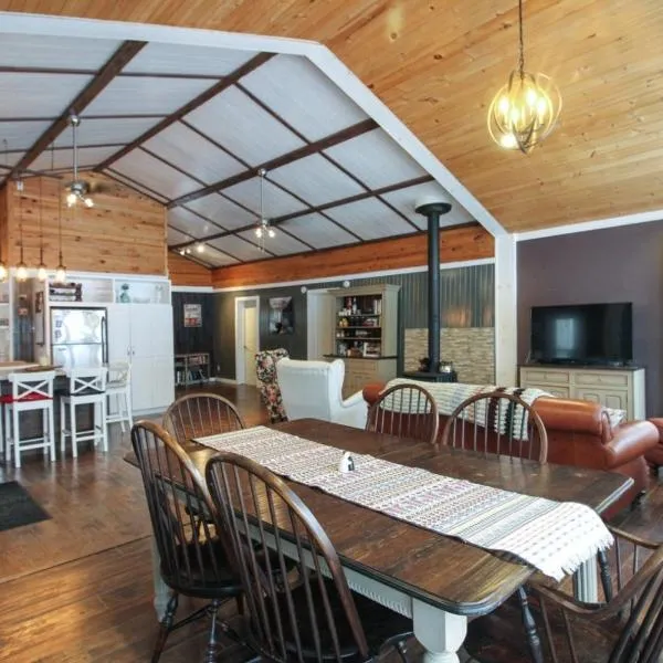 Le Duc on the Lake - Cozy waterfront Cottage, hotel v destinaci Saint-André-Avellin