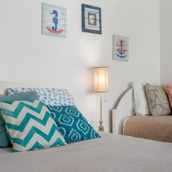 NEW! Steps To White Sand Beaches! Pool & Grill! 2BR 2BA, hotel in Panama City Beach