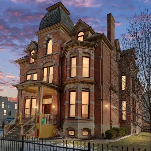The Lumber Baron's Mansion: 2 King Suites, 2.5BA + Gym, khách sạn ở Detroit