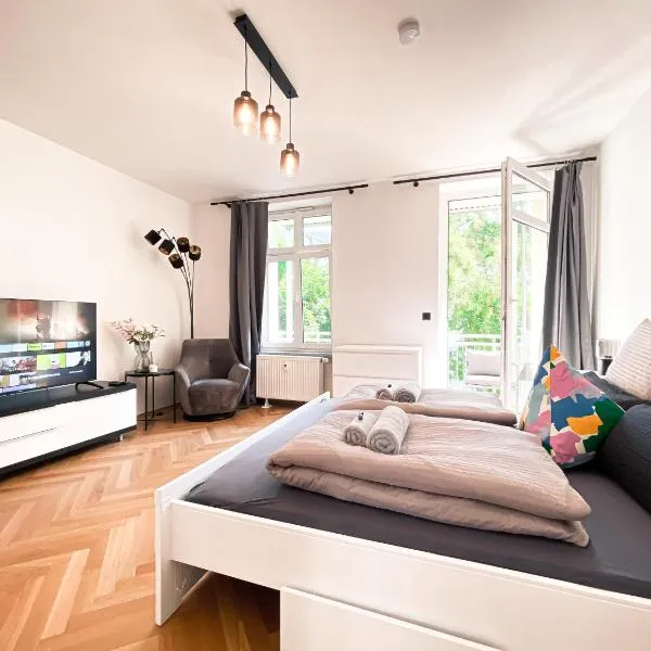 Zentrale Ferienwohnung mit Parkplatz, 2 Schlafzimmern, Küche, Waschmaschine & Balkon, hotell i Leipzig