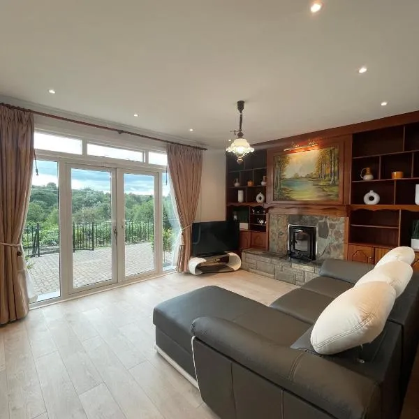 Quiet self-catering holiday home with surrounding lakes, hotel v destinaci Bailieborough