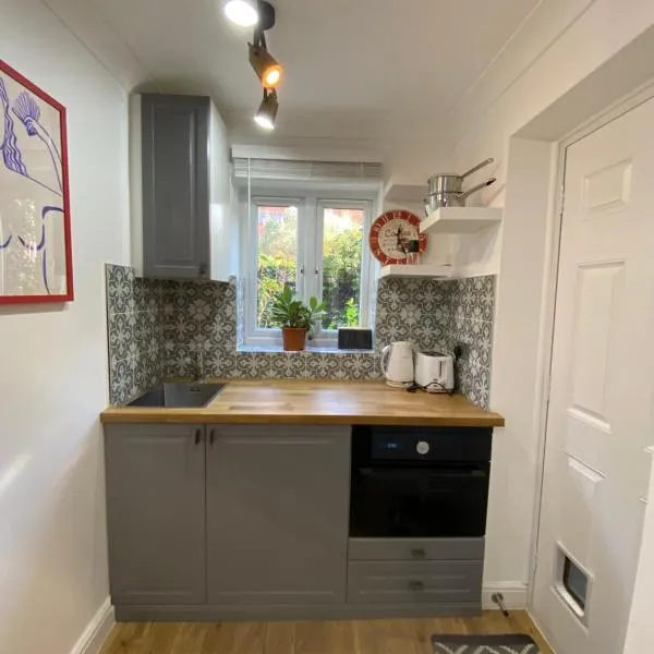 Stylish 1-bed studio, hotell i London