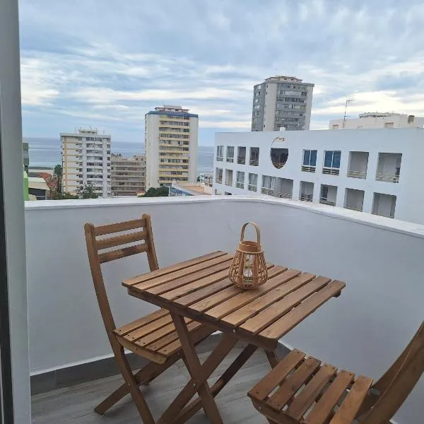 Cool living Quarteira, 2 bedroom with ocean view, hotel v destinaci Quarteira
