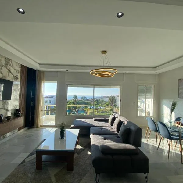 luxury condo with sea view, hotel v destinaci Tanger