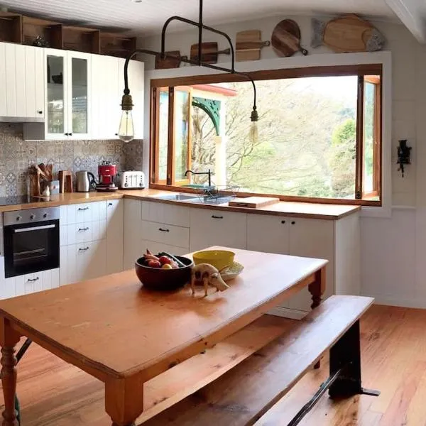 Explore Derby from Gorgeous Home with Outdoor Bath, hotel in Derby