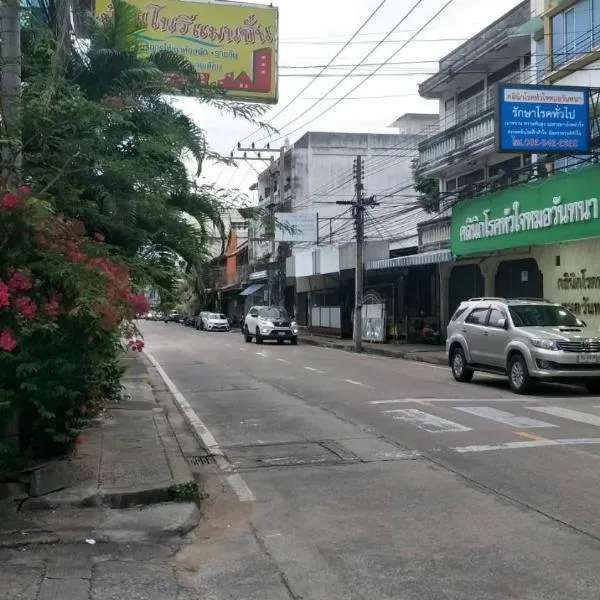 บ้านโนรีแมนชั่น, hotel in Si Racha