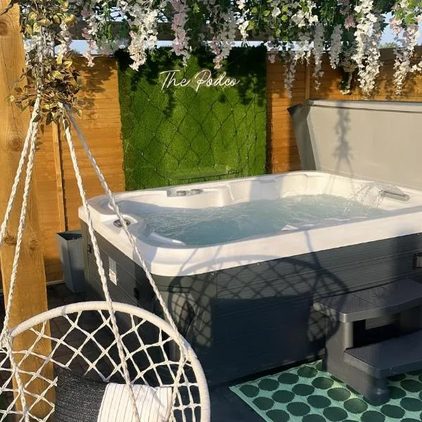 The Garden Pod with Private Hot Tub, hotell sihtkohas Ballymagan