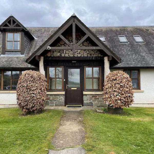 Holly Tree Lodge with Sauna near Glenshee, hotel in Blairgowrie