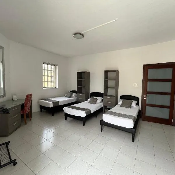New Aurora Room 1, Huge private bedroom en-suite, hotel v destinaci Is-Swieqi