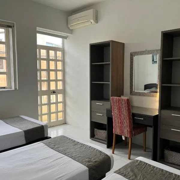 New Aurora Room 2, Sunny Balcony Room, Shared Bath, hotel v destinaci Is-Swieqi