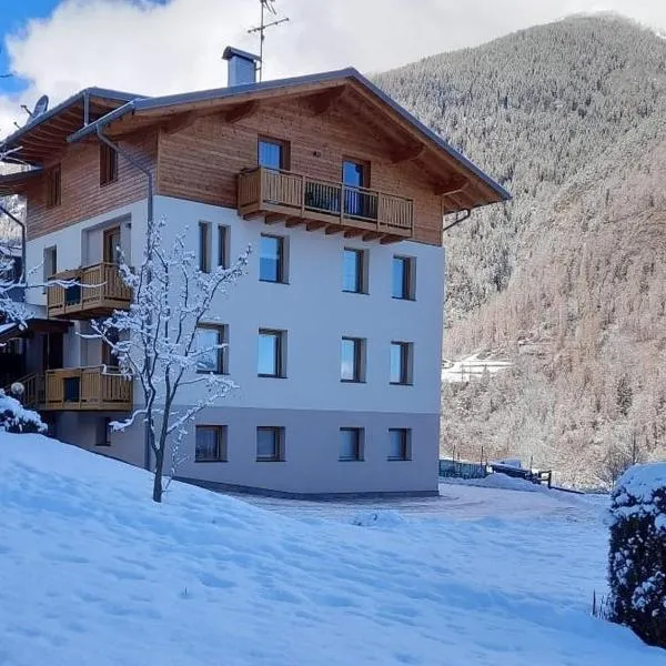 Casa Penasa Appartamento 1, hotel v destinácii Commezzadura