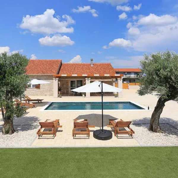 Villa Orkula, готель у місті Debeljak