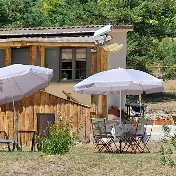 Petit studio dans la prairie, hotel v destinaci Saint-Auban