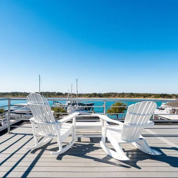 Why Knot Getaway...Rooftop with WaterView! Unit D, hotel v destinaci Beaufort
