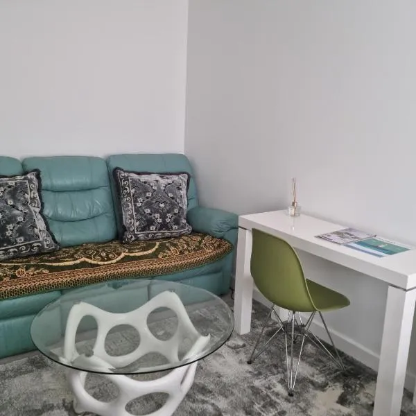 large room for 2 sofa and TV, מלון בניו הייבן