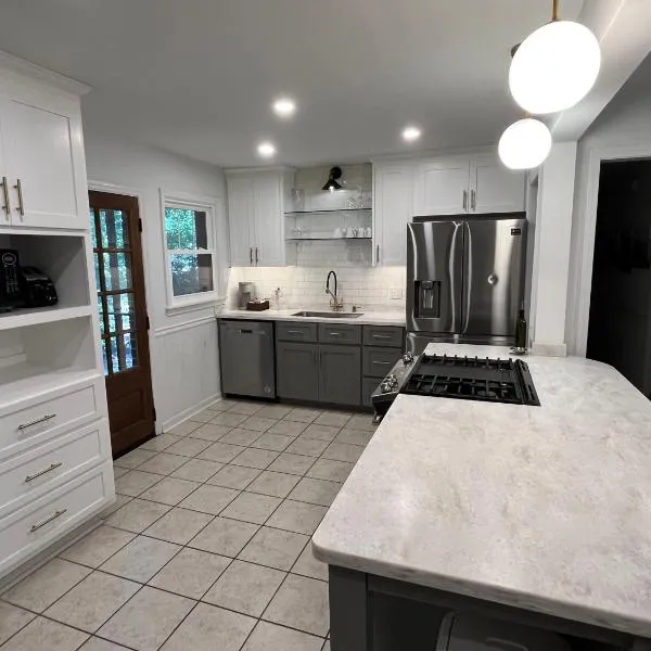 Modern Athens Home 4bd, 3bth, hotel v destinaci Athens