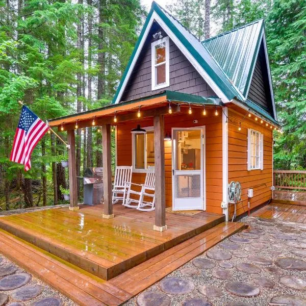 Adorable A-Frame Cabin, Steps to Lake Cushman!, hotel in Hoodsport