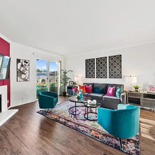 Beverly Hills Chic 2 bed 2bath with Patio and Parking 309, hotel en Los Ángeles