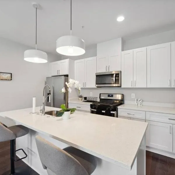 Spacious 3Bedroom Duplex with Rooftop Deck!, hotel em Washington