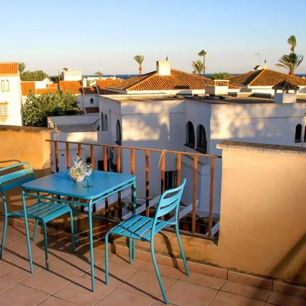 Ático con gran terraza a 50 metros de la playa de Casares, hotel en San Luis de Sabinillas