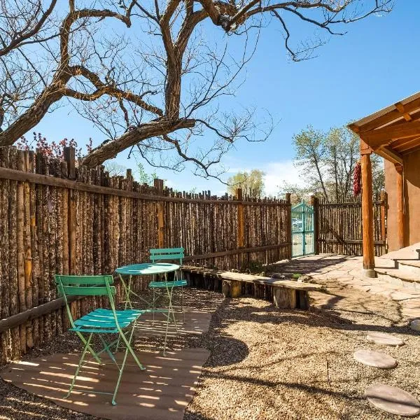 Nob Hill Home with Private Yard!, hotel v destinaci Albuquerque
