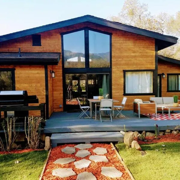 Contemporary River House close to SNP gate -7acres, hotel v destinaci Three Rivers