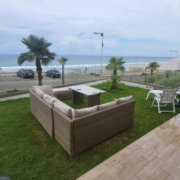 Appartement Plage des Nations Prestigia Front Mer avec grand Jardin, hotel v destinaci Sidi Bouqnadel