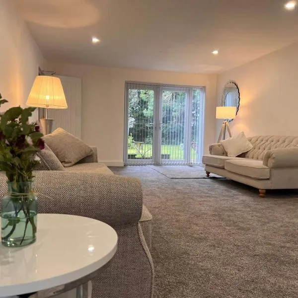 Selborne Studios Off road gated parking, hotel in Parkside