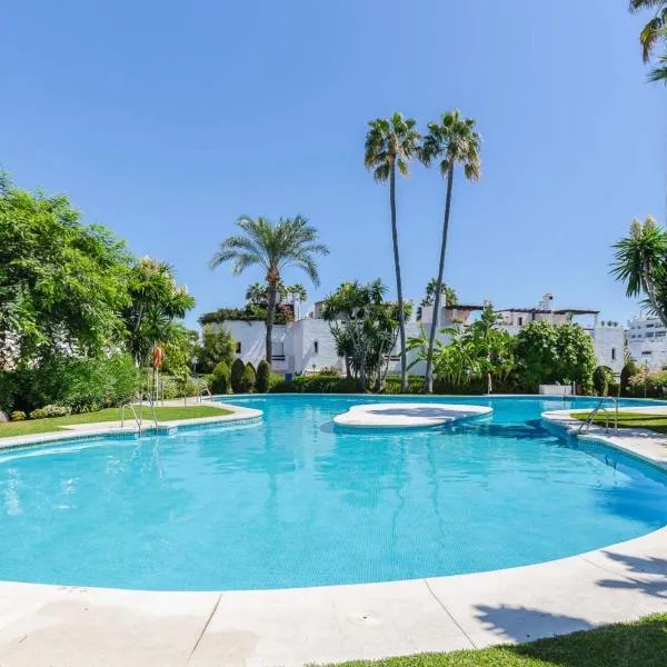 Escape to Serenity - 3 Bedroom Townhouse by the Sea!, ξενοδοχείο στη Μαρμπέλλα