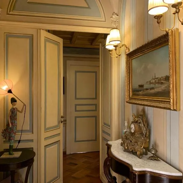 Camera di charme in centro storico, hotel v destinaci Bra