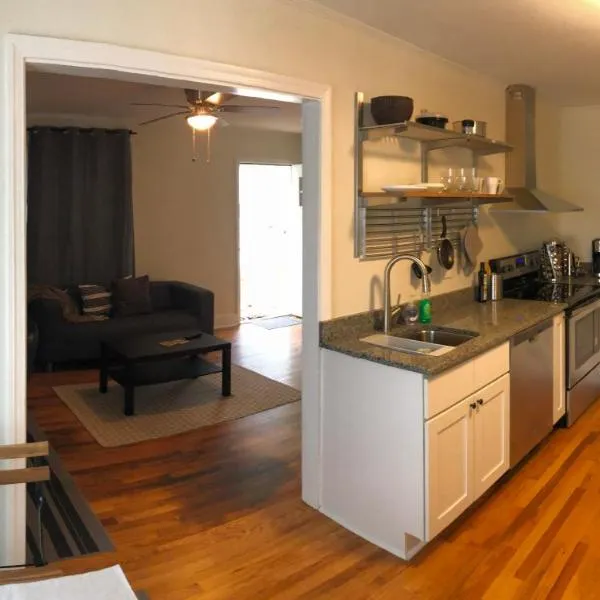 Quaint Cottage Minutes From Downtown, khách sạn ở Durham