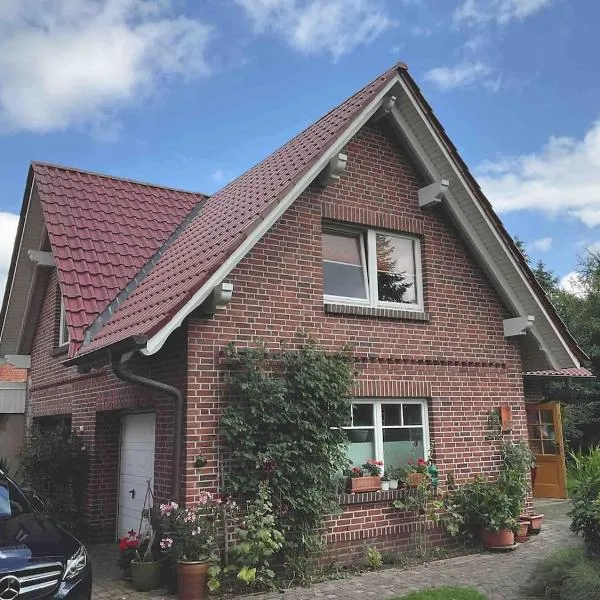 Idyllische Dachgeschosswohnung, hotel in Zapel