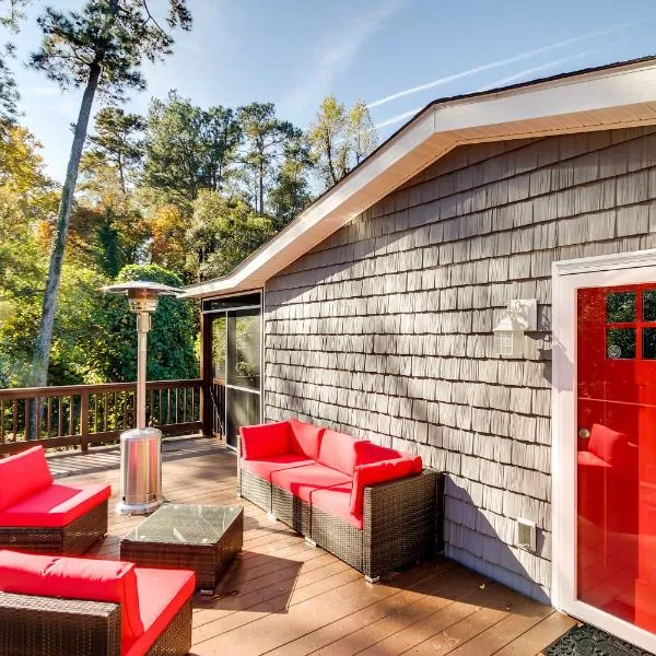 Step-Free Home with Fire Pit - 3 Miles to USC!, hotel v destinaci Columbia