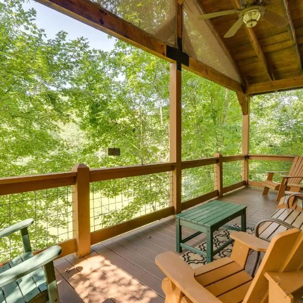 Cozy Creekside Cabin with Fire Pit and Views!, hotel v destinaci Hiawassee