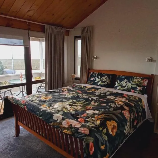 Auckland Beachview Homestay with free Netflix, Parking, hotel in Waitakere